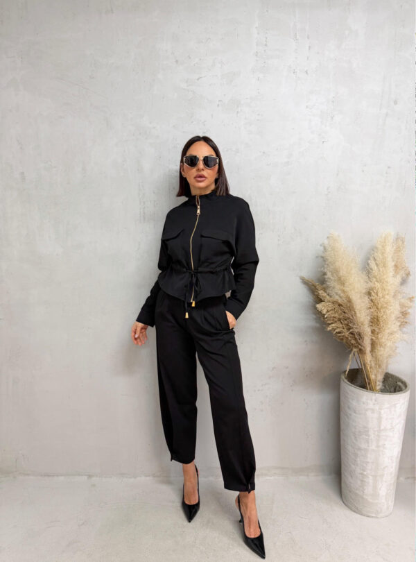 Crni komplet jaknice i cigaret pantalona od tanjeg štofa