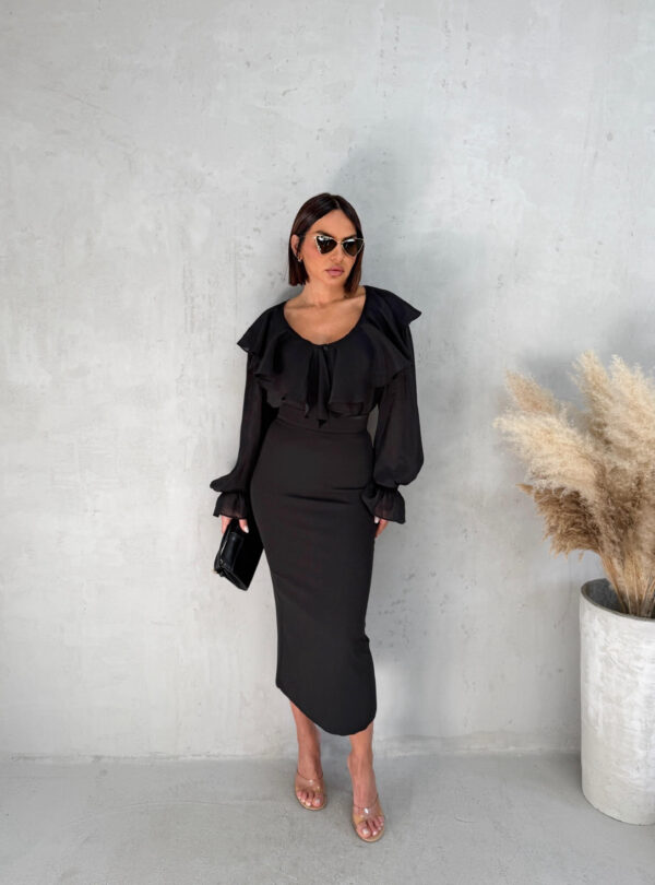 Crna bluza dugih rukava bogata karnerima sa V izrezom