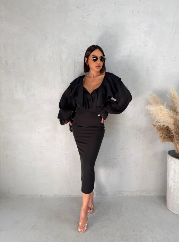 Crna bluza dugih rukava bogata karnerima sa V izrezom