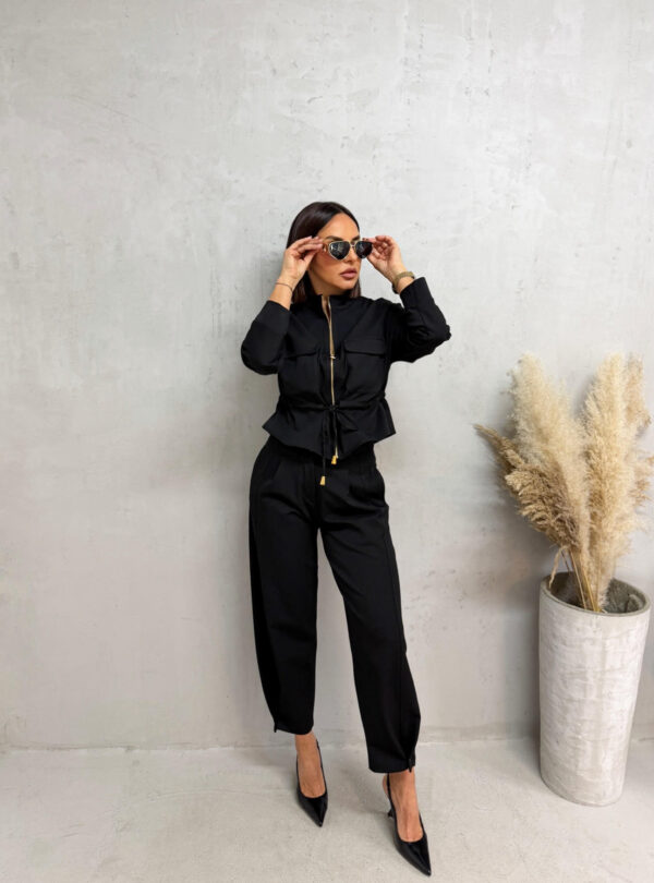 Crni komplet jaknice i cigaret pantalona od tanjeg štofa