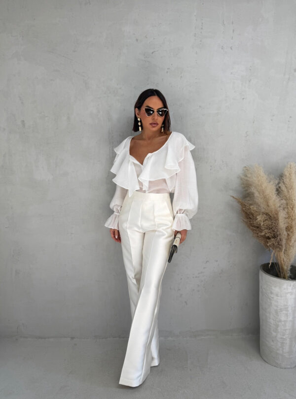 Bela bluza dugih rukava bogata karnerima sa V izrezom