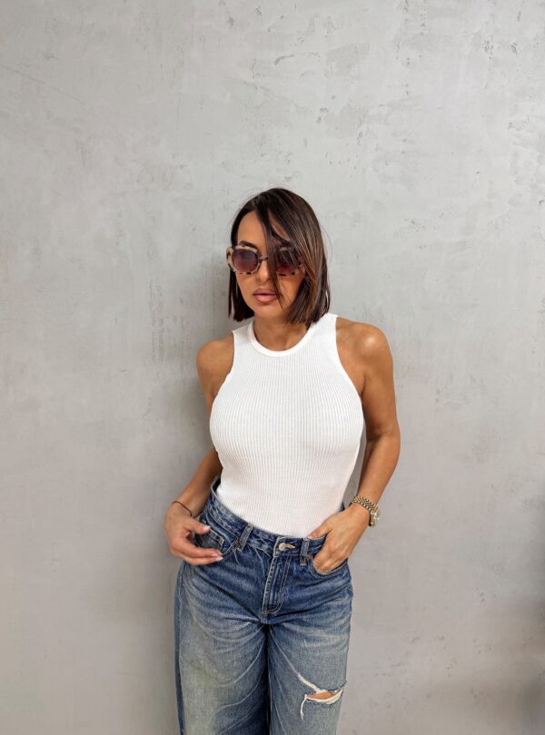 Bela basic rebrasta majica bez rukava od trikotaže