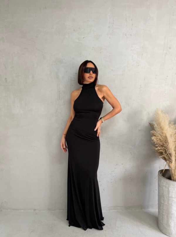Duga crna uska elegantna haljina halter dekoltea i rolka kragnom