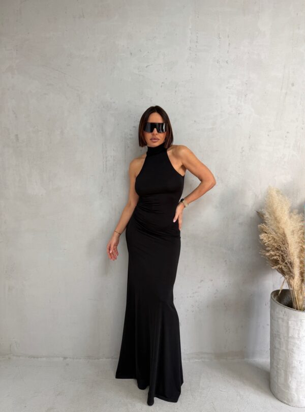 Duga crna uska elegantna haljina halter dekoltea i rolka kragnom