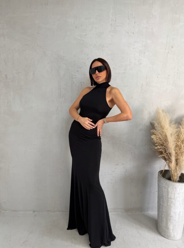 Duga crna uska elegantna haljina halter dekoltea i rolka kragnom