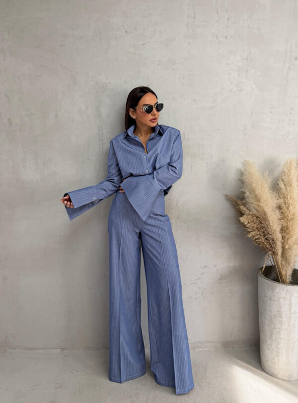 Basic prugasta plava košulja sa diskretnim belim prugama, visokih manžetni i plave prugaste zvonaste pantalone visokog struka sa belim prugama