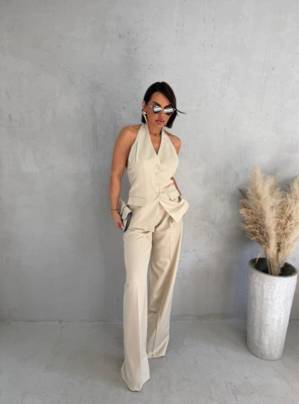 Bež komplet zvonastih pantalona visokog struka i dužeg prsluka