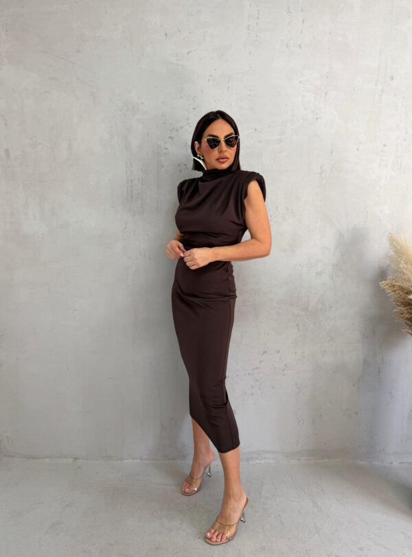 Midi tamno braon uska haljina sa naglašenim ramenima