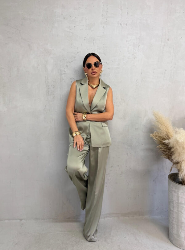 Sjajni elegantni komplet zvonastih pantalona visokog struka i dužeg prsluka svetlo zelene boje