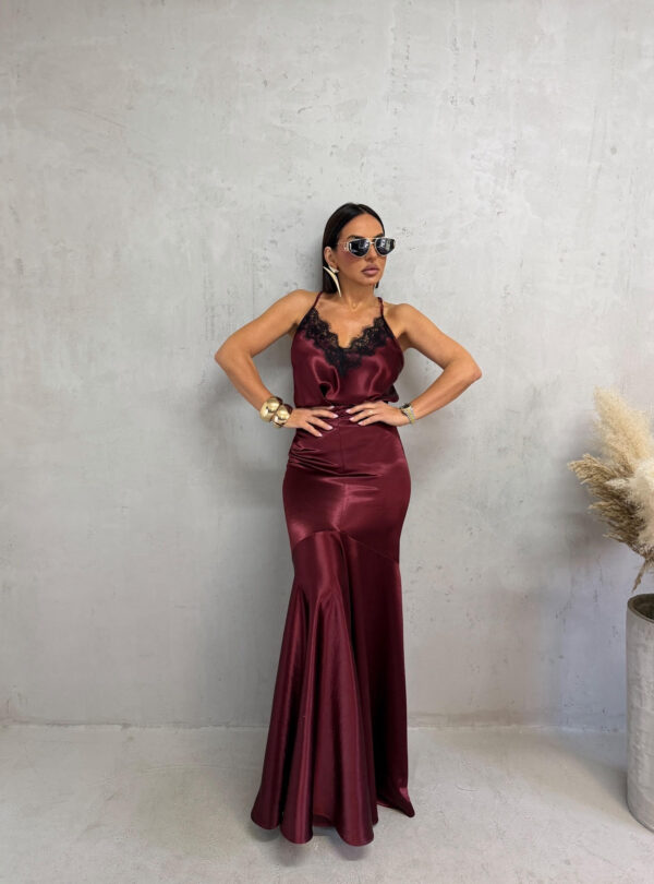 Svetlucavo bordo komplet maxi duge suknje sa bluzicom na bretele sa crnom čipkom