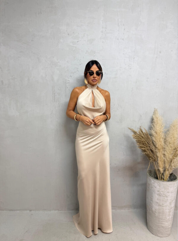 Duga bež elegantna satenska haljina otvorenih leđa sa rolka kragnom