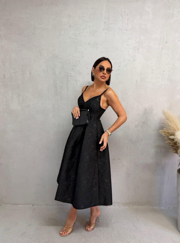 Midi elegantna crna cvetna haljina na bretele A kroja sa džepovima