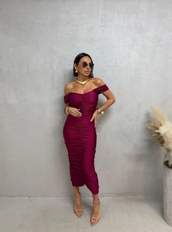 Midi bordo elegantna haljina naboranog materijala sa srce dekolteom i debljim ležernim bretelama