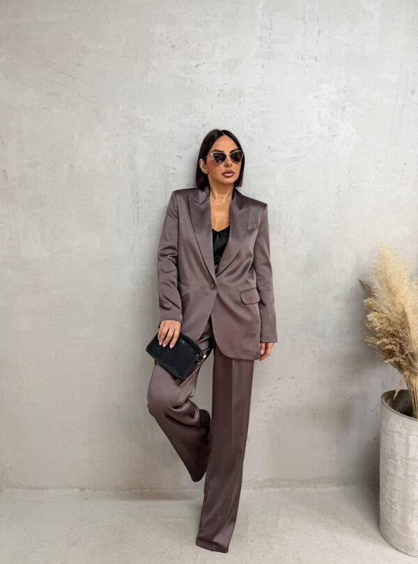 Sjajno elegantno odelo braon svetlucavog materijala, zvonaste pantalone visokog struka i sako