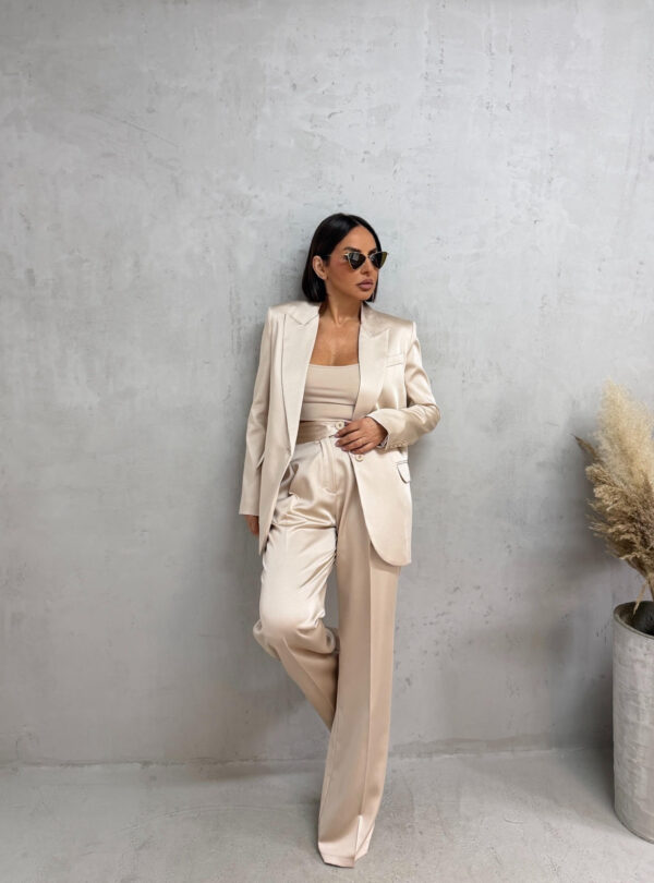Sjajno elegantno odelo bež svetlucavog materijala, zvonaste pantalone visokog struka i sako