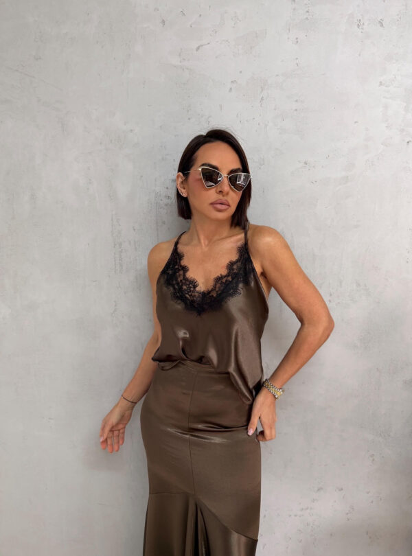 Svetlucavo braon komplet maxi duge suknje sa bluzicom na bretele sa crnom čipkom