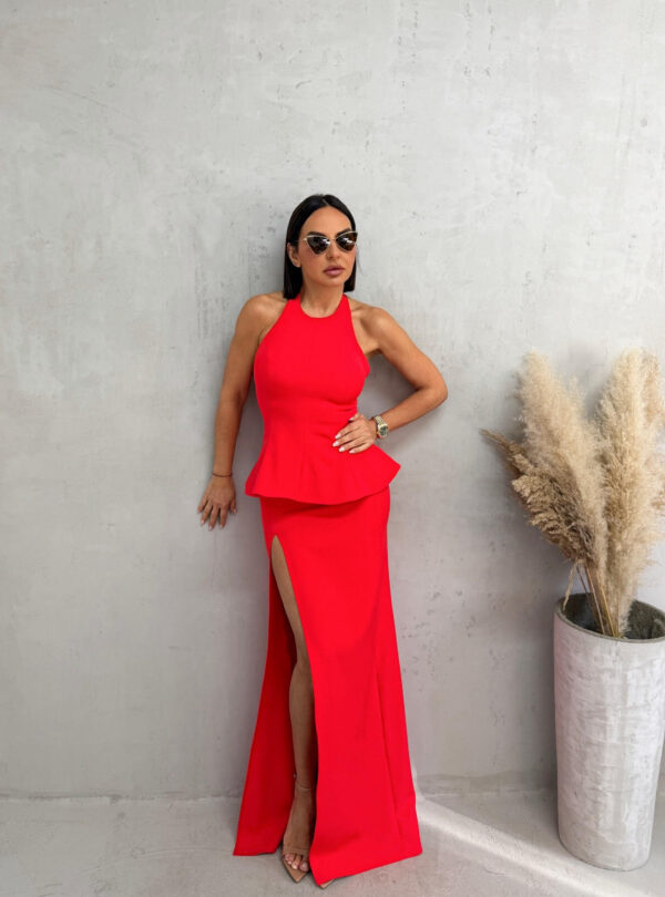 Crveni komplet duge maxi uske suknje i peplum bluze