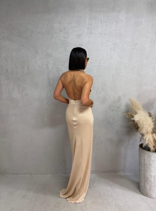 Duga bež satenska elegantna haljina otvorenih leđa i nabranog dekoltea