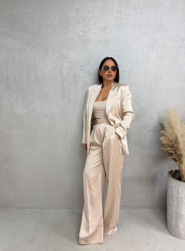 Sjajno elegantno odelo bež svetlucavog materijala, zvonaste pantalone visokog struka i sako