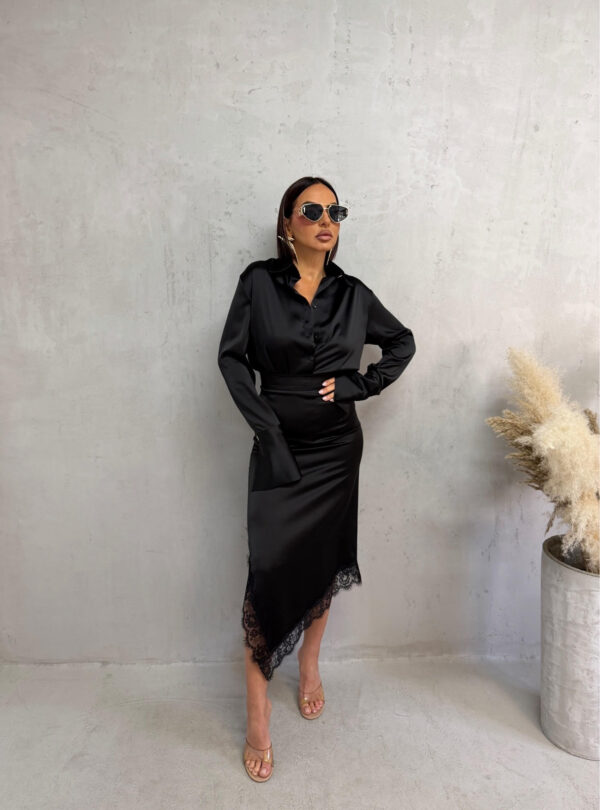 Crna midi satenska asimetrična suknja ispod kolena sa čipkom