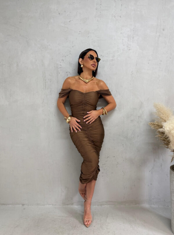 Midi lešnik braon elegantna haljina naboranog materijala sa srce dekolteom i debljim ležernim bretelama