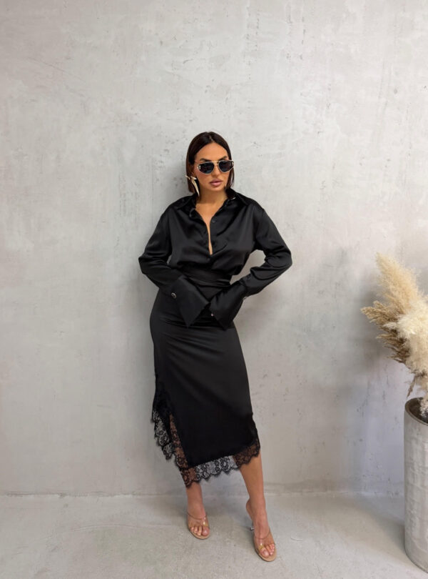 Crna midi satenska asimetrična suknja ispod kolena sa čipkom