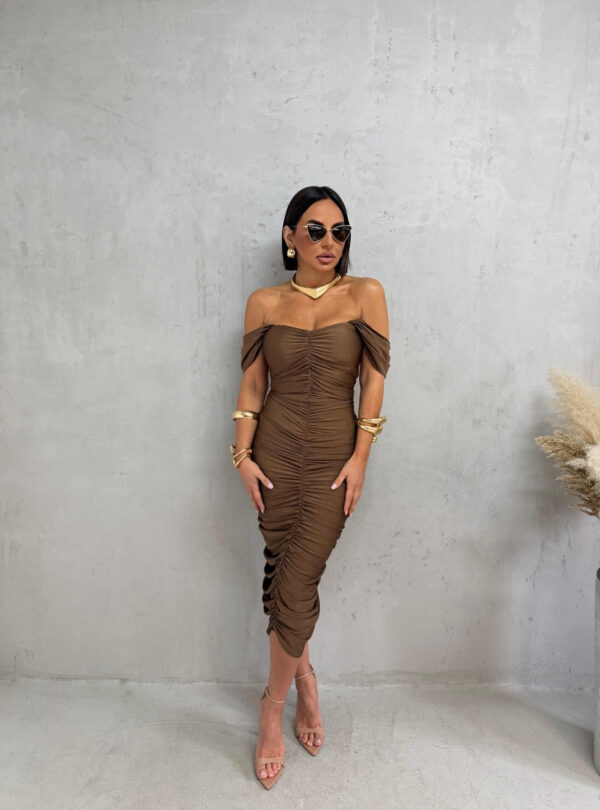 Midi lešnik braon elegantna haljina naboranog materijala sa srce dekolteom i debljim ležernim bretelama