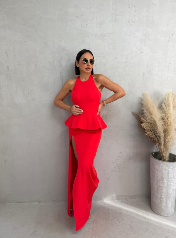 Crveni komplet duge maxi uske suknje i peplum bluze