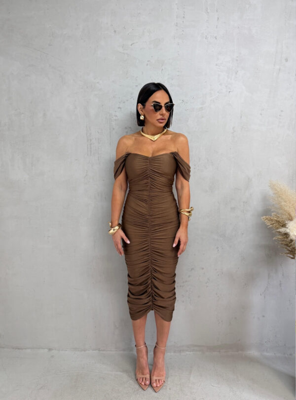 Midi lešnik braon elegantna haljina naboranog materijala sa srce dekolteom i debljim ležernim bretelama