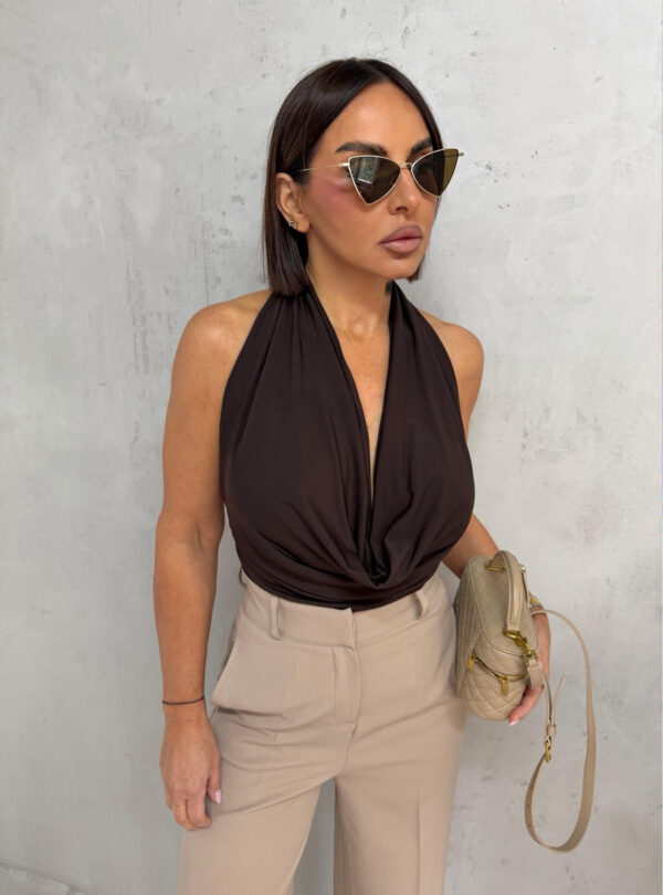 Braon nabrana bluza sa kopčanjem oko vrata i sa otvorenim leđima