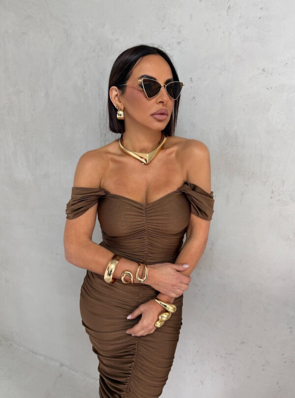 Midi lešnik braon elegantna haljina naboranog materijala sa srce dekolteom i debljim ležernim bretelama