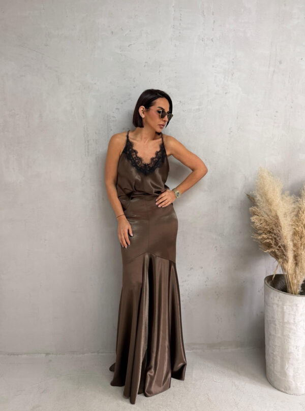 Svetlucavo braon komplet maxi duge suknje sa bluzicom na bretele sa crnom čipkom