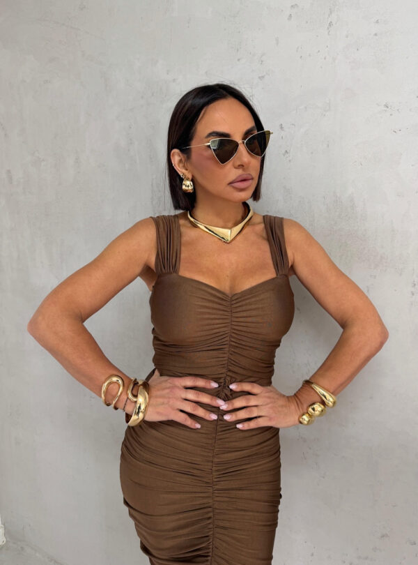 Midi lešnik braon elegantna haljina naboranog materijala sa srce dekolteom i debljim ležernim bretelama