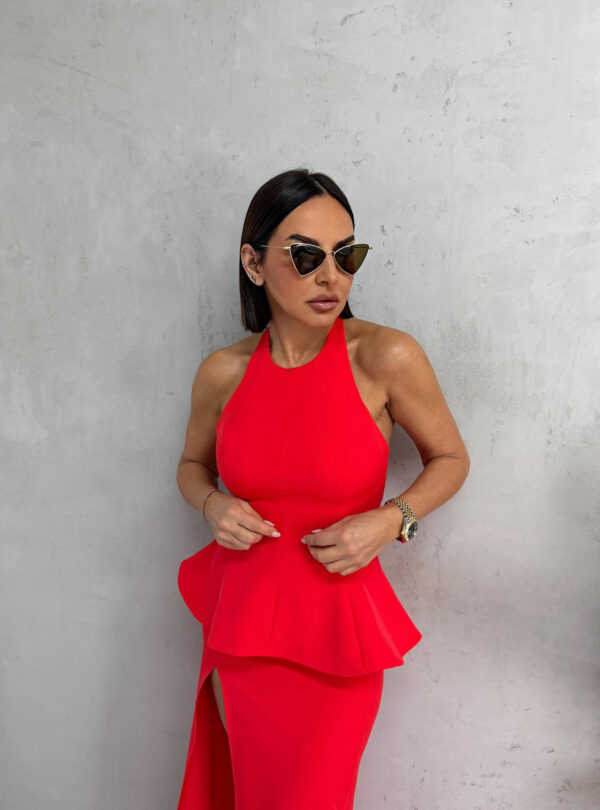 Crveni komplet duge maxi uske suknje i peplum bluze