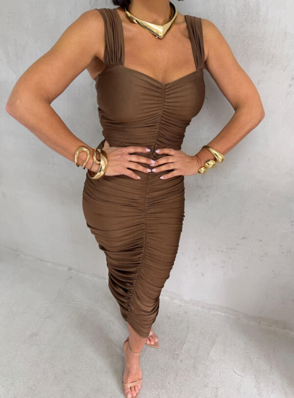 Midi lešnik braon elegantna haljina naboranog materijala sa srce dekolteom i debljim ležernim bretelama