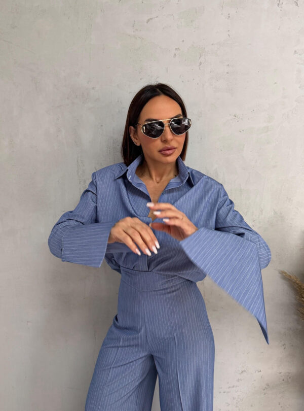 Basic prugasta plava košulja sa diskretnim belim prugama, visokih manžetni i plave prugaste zvonaste pantalone visokog struka sa belim prugama