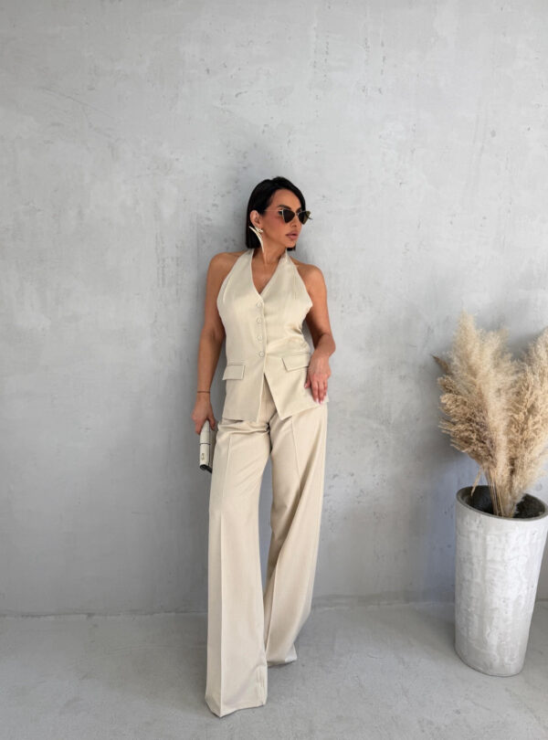 Bež komplet zvonastih pantalona visokog struka i dužeg prsluka