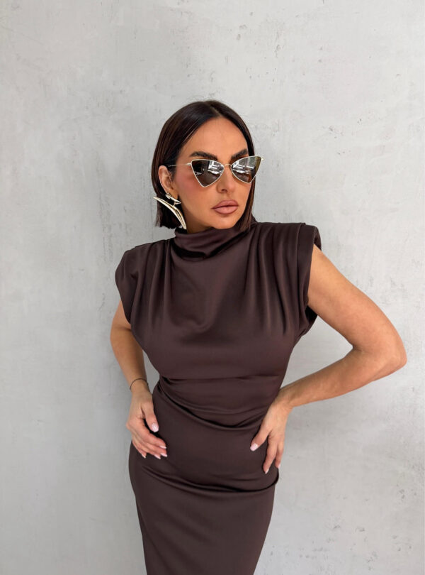 Midi tamno braon uska haljina sa naglašenim ramenima