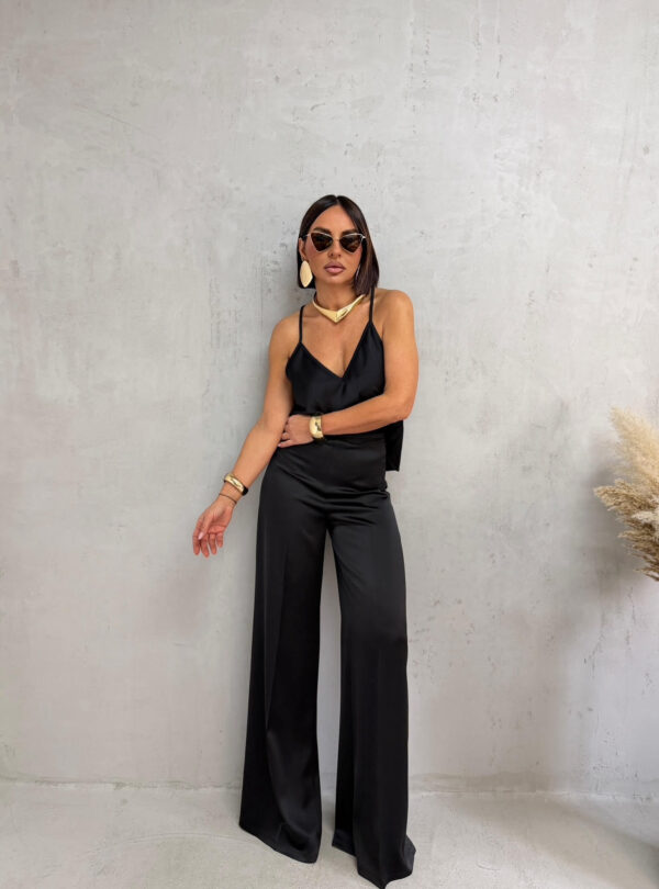 Crne satenske zvonaste pantalone visokog struka