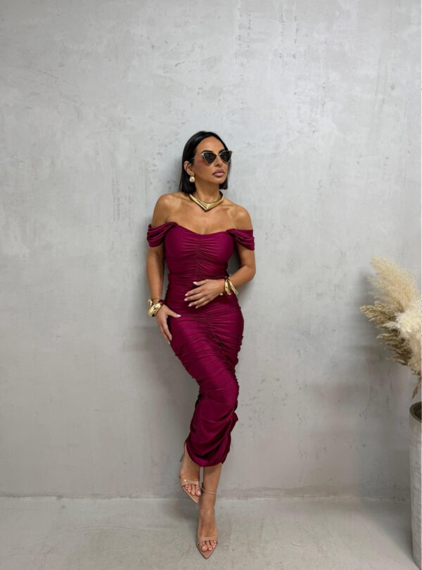 Midi bordo elegantna haljina naboranog materijala sa srce dekolteom i debljim ležernim bretelama