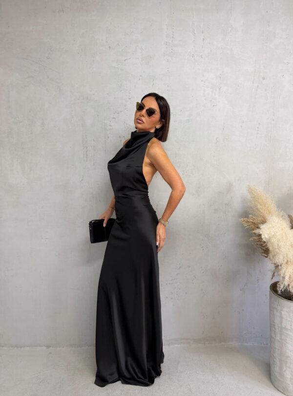 Duga crna satenska elegantna haljina otvorenih leđa i nabranog dekoltea