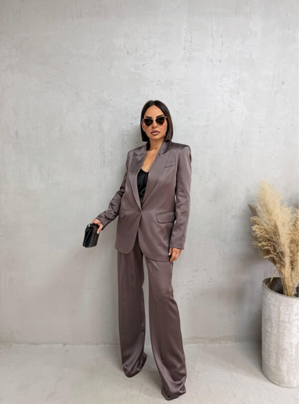 Sjajno elegantno odelo braon svetlucavog materijala, zvonaste pantalone visokog struka i sako