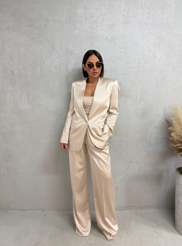 Sjajno elegantno odelo bež svetlucavog materijala, zvonaste pantalone visokog struka i sako