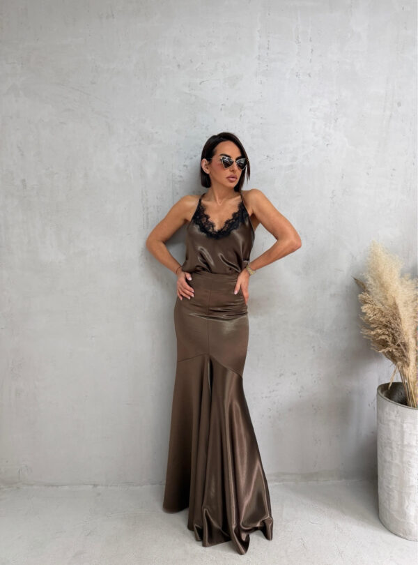 Svetlucavo braon komplet maxi duge suknje sa bluzicom na bretele sa crnom čipkom