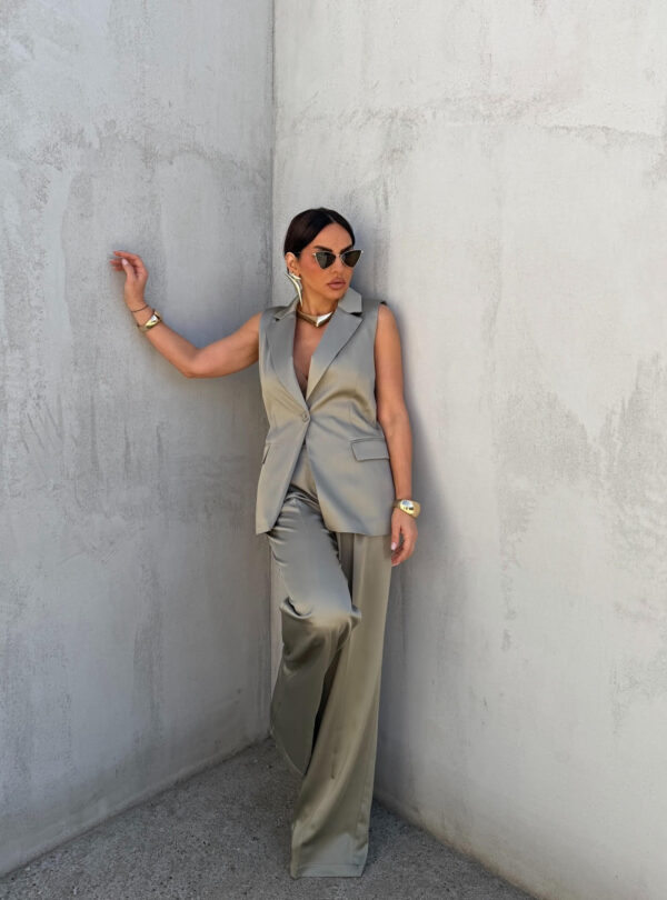 Sjajni elegantni komplet zvonastih pantalona visokog struka i dužeg prsluka svetlo zelene boje