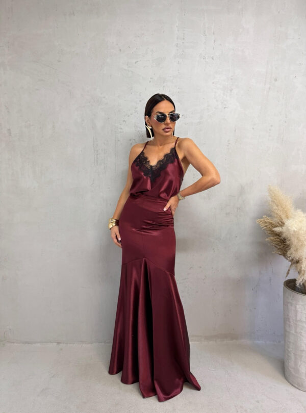 Svetlucavo bordo komplet maxi duge suknje sa bluzicom na bretele sa crnom čipkom