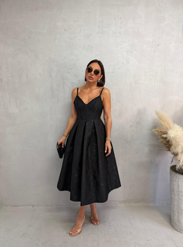 Midi elegantna crna cvetna haljina na bretele A kroja sa džepovima