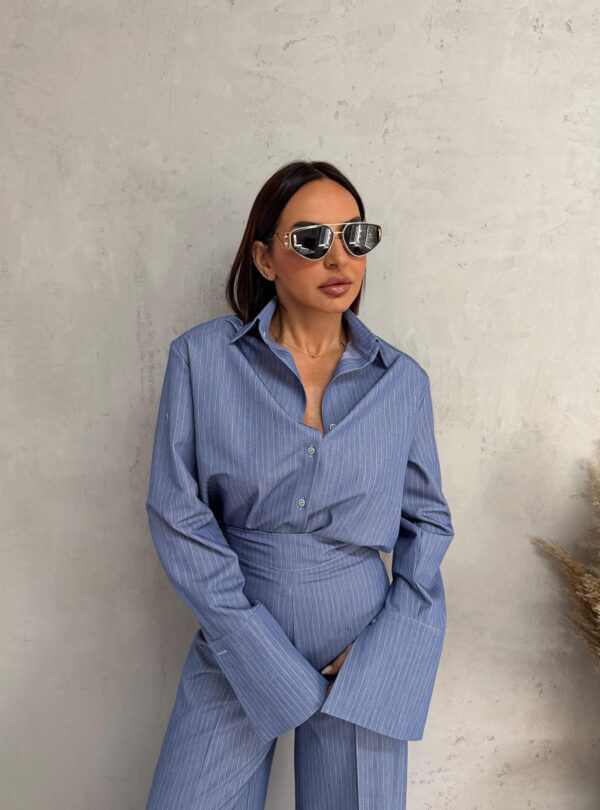 Basic prugasta plava košulja sa diskretnim belim prugama, visokih manžetni i plave prugaste zvonaste pantalone visokog struka sa belim prugama