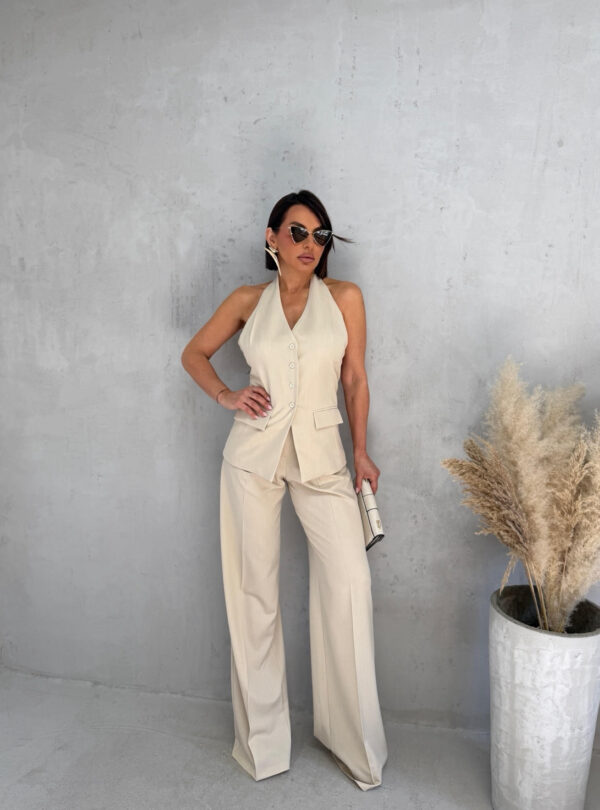 Bež komplet zvonastih pantalona visokog struka i dužeg prsluka