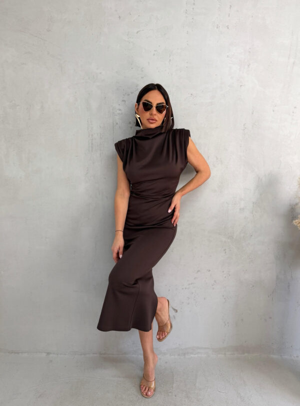 Midi tamno braon uska haljina sa naglašenim ramenima